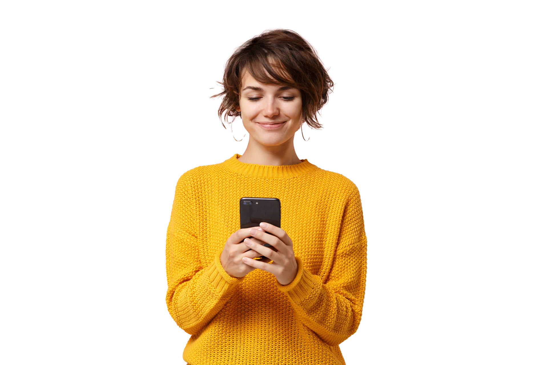 Une femme souriante tenant son téléphone dans les mains