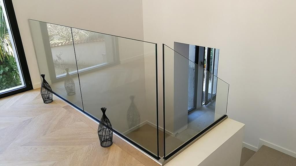 Beau garde-corps en verre d'escalier