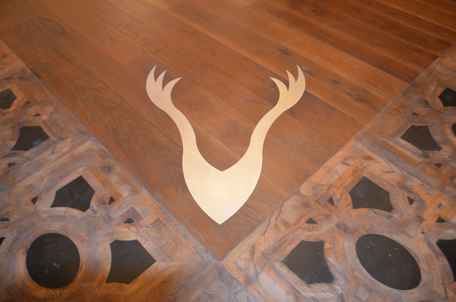 PRDG - Genève - ponçage - pose - terrasse - ARTI'PRO- parquet - revêtement de sol - escalier - nez de marche - massif - rénovation - carrelage - moquette - neuf - PVC - vente - teinte