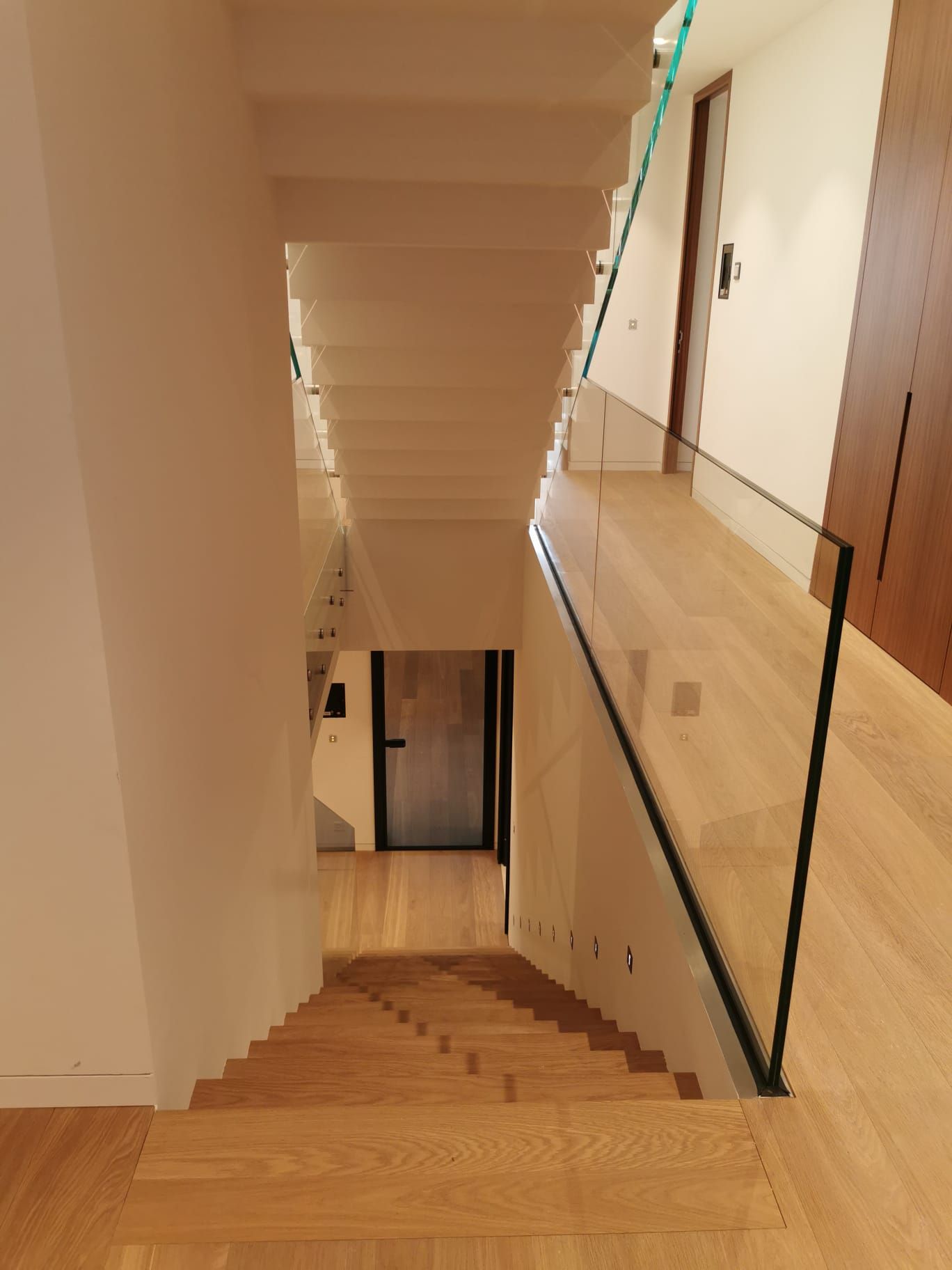 PRDG - Genève - ponçage - pose - terrasse - ARTI'PRO- parquet - revêtement de sol - escalier - nez de marche - massif - rénovation - carrelage - moquette - neuf - PVC - vente - teinte