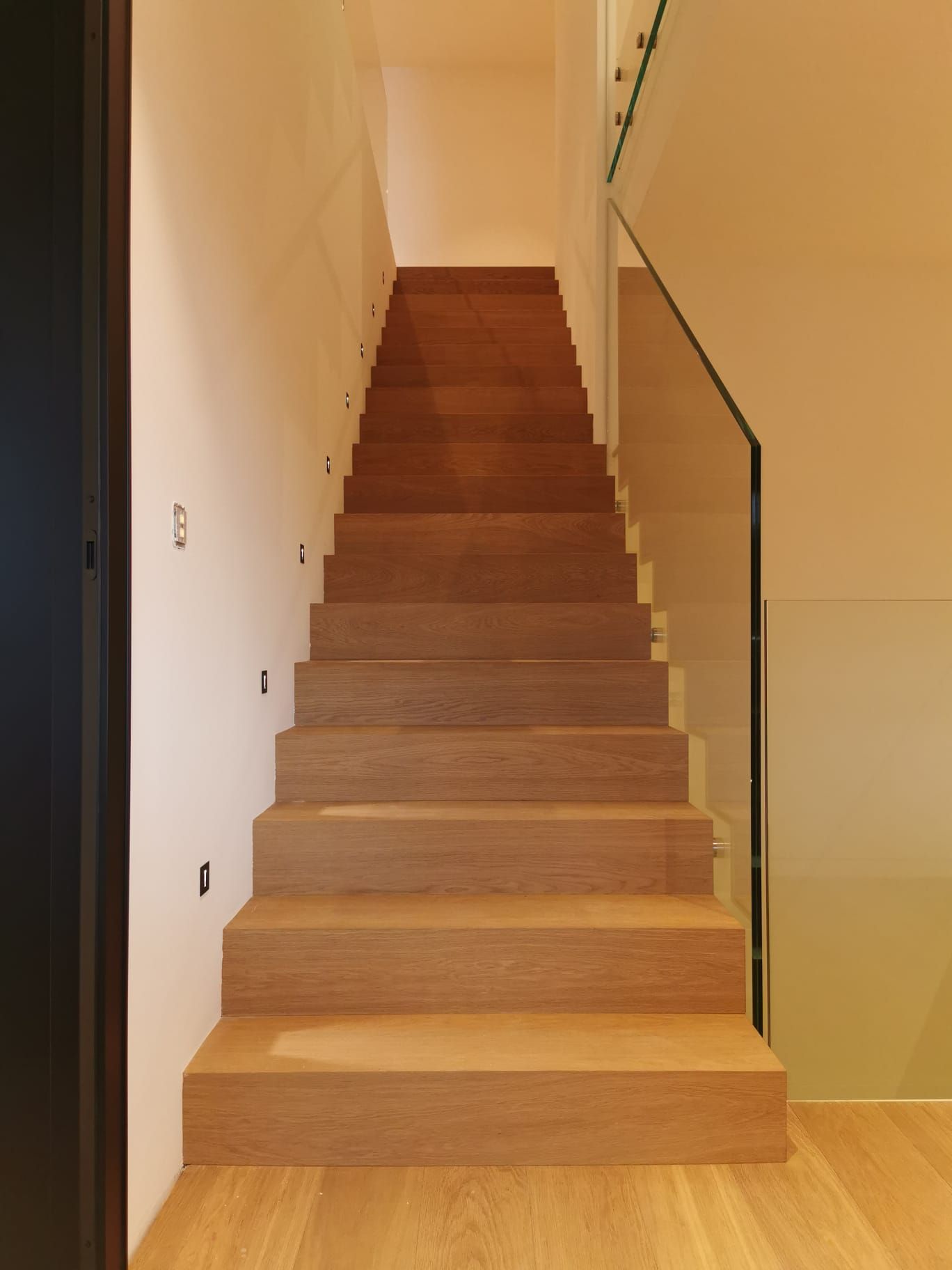 PRDG - Genève - ponçage - pose - terrasse - ARTI'PRO- parquet - revêtement de sol - escalier - nez de marche - massif - rénovation - carrelage - moquette - neuf - PVC - vente - teinte