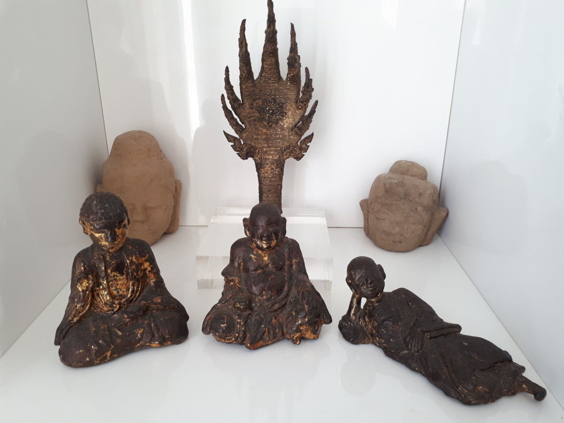 Moines en bronze, présence de dorures / Têtes de Buddha, provenance Birmanie