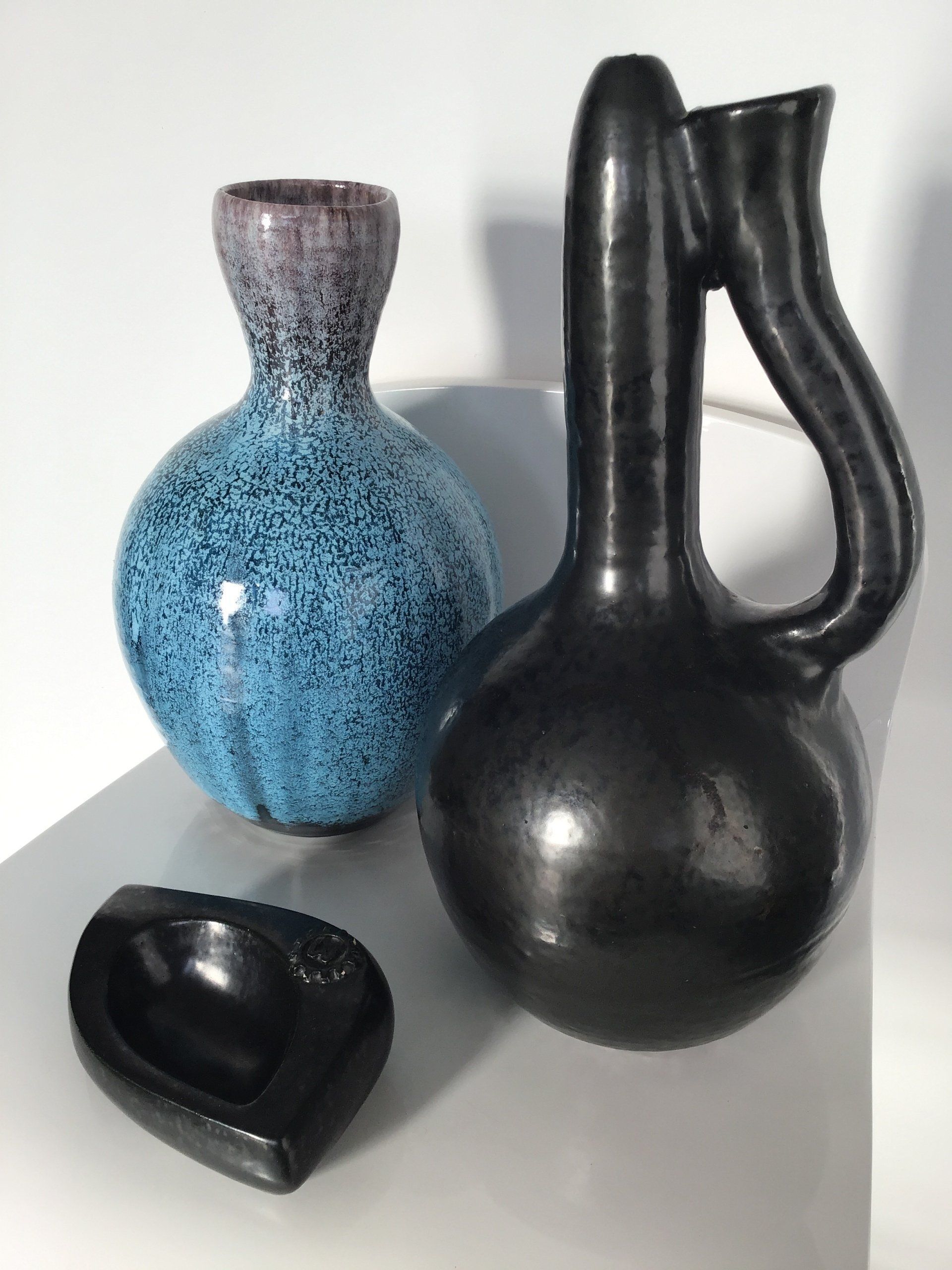 Vase noir, vase bleu et cendrier noir