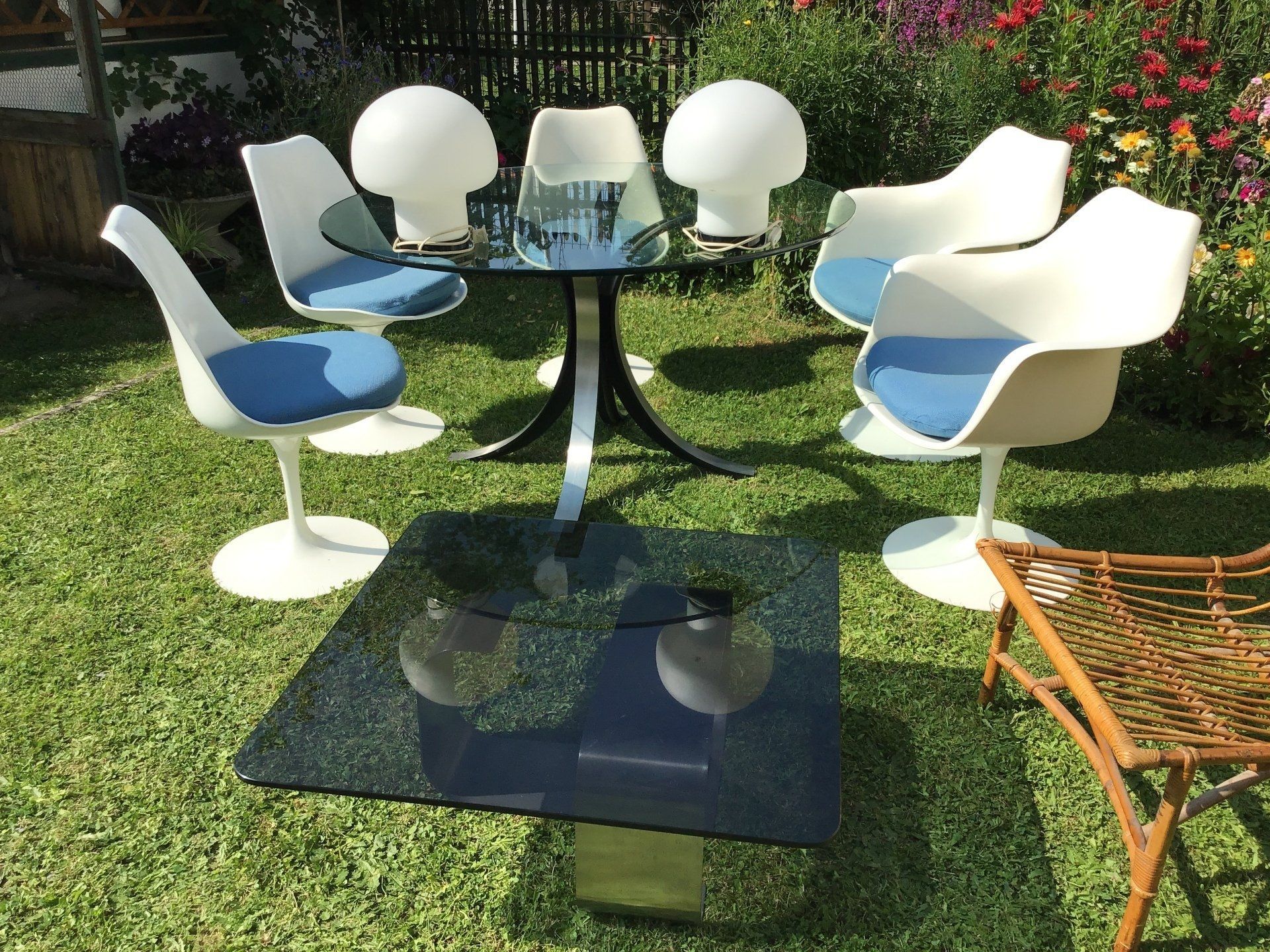 Table en verre et chaises