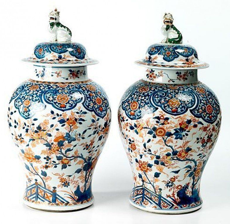 PAIRE DE VASES COUVERT  /  PORCELAINE DE CHINE
