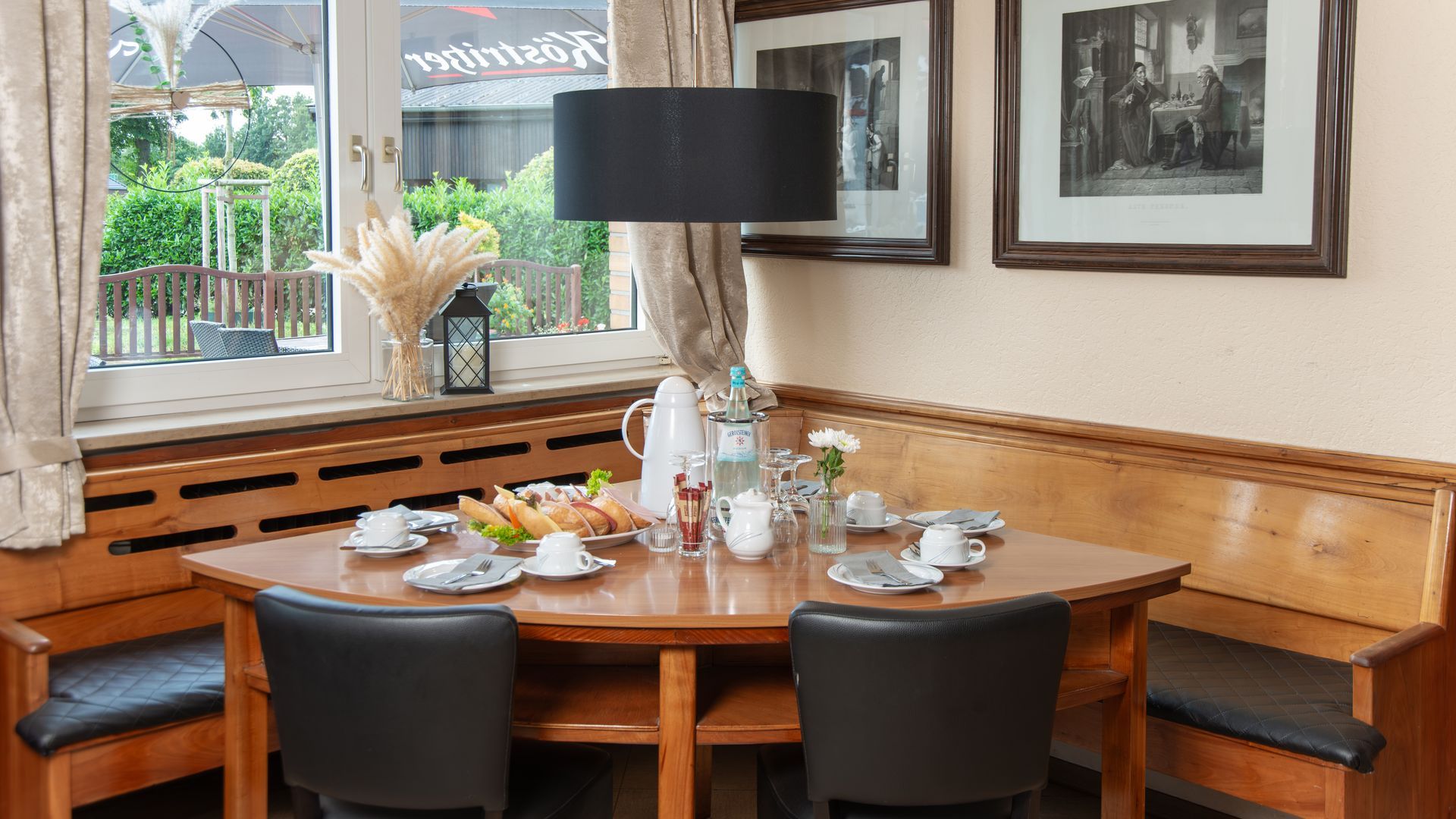 Gedeckter Frühstückstisch