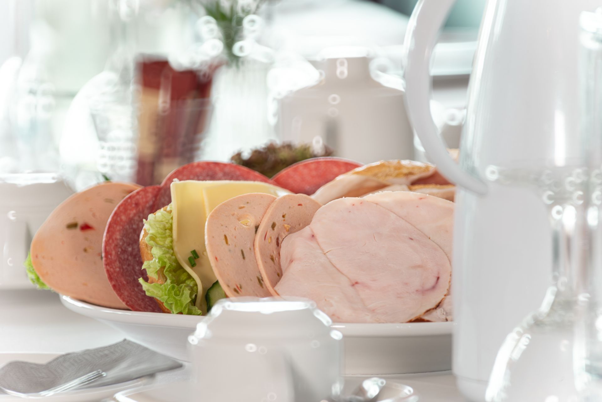 Belegte Brötchen an einem gedeckten Tisch