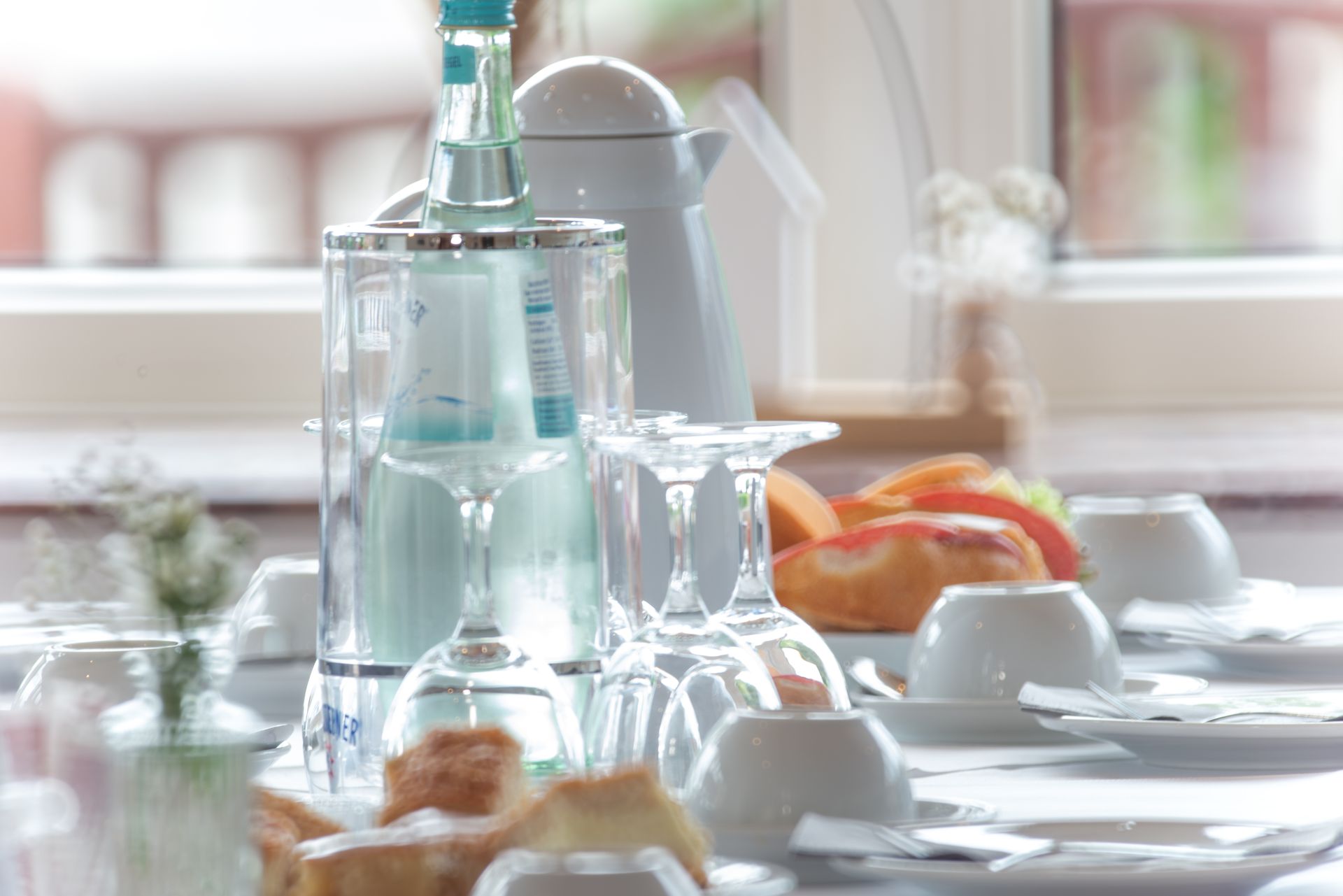 Eingedeckter Frühstückstisch