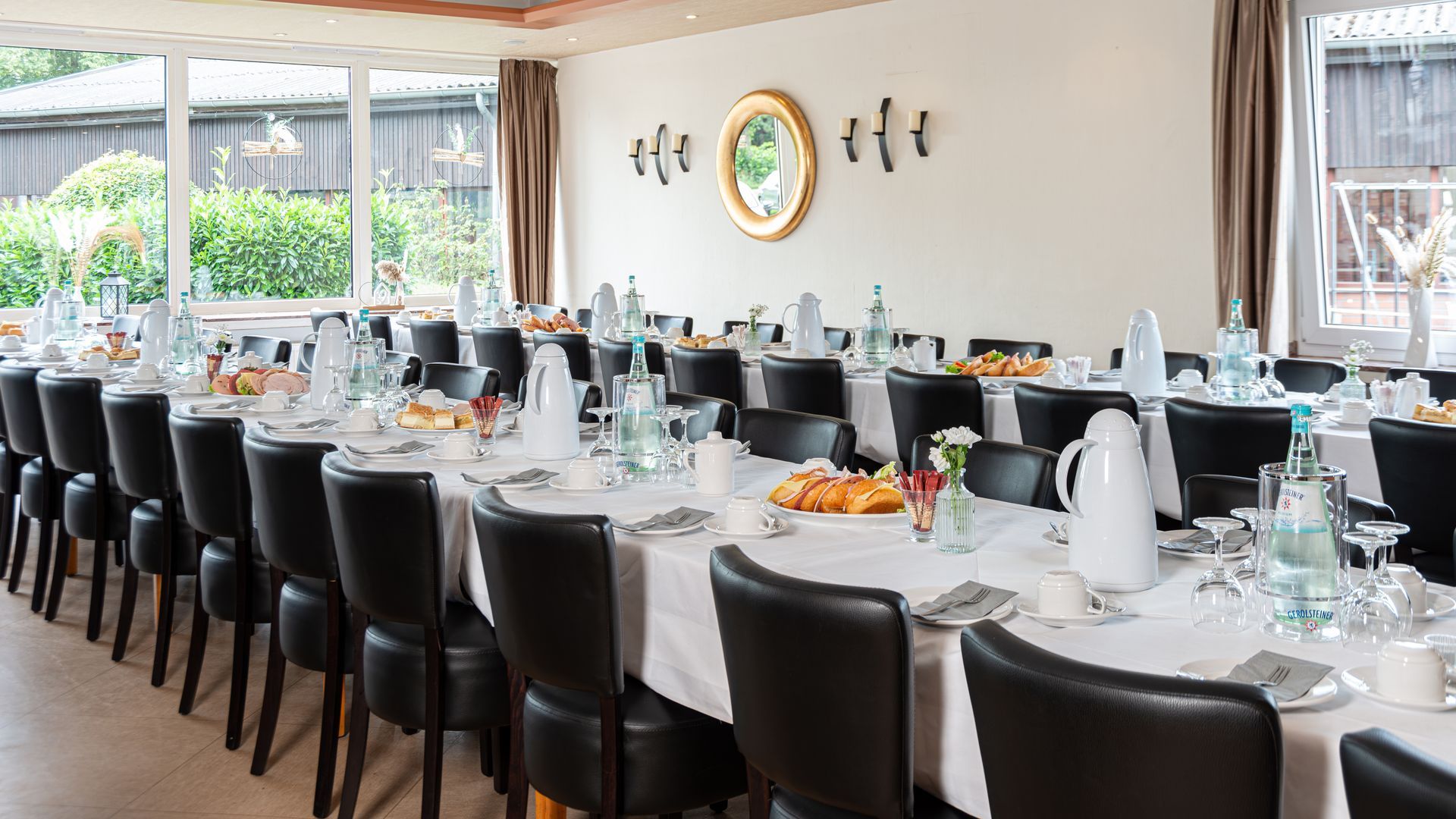 Stuhlreihen mit eingedecktem Tisch