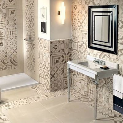 Un baño con lavabo, espejo y ducha.