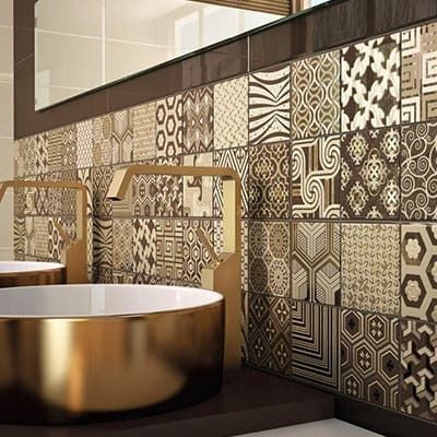 Un baño con dos lavabos y un espejo.