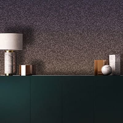 Una lámpara está encima de una cómoda verde en una sala de estar.