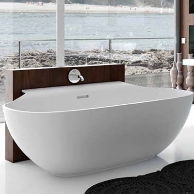 Una bañera en un baño con vista al mar