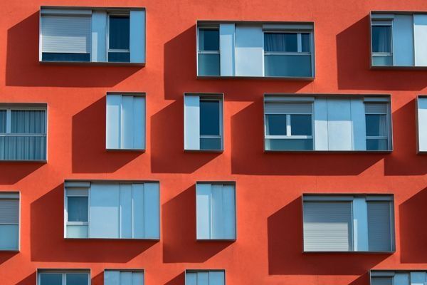 Un edificio rojo con muchas ventanas.
