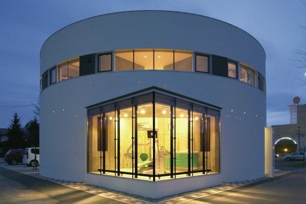 Un edificio circular blanco con muchas ventanas.