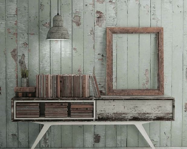 Una habitación con una pared de madera, una mesa de madera y un marco de madera.