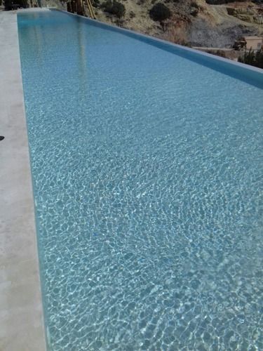 Una gran piscina llena de agua azul clara.