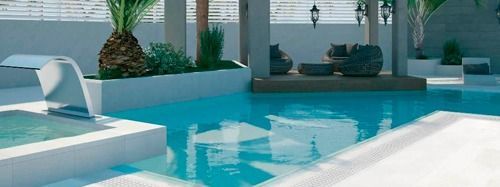 Una gran piscina con una cascada en el medio.