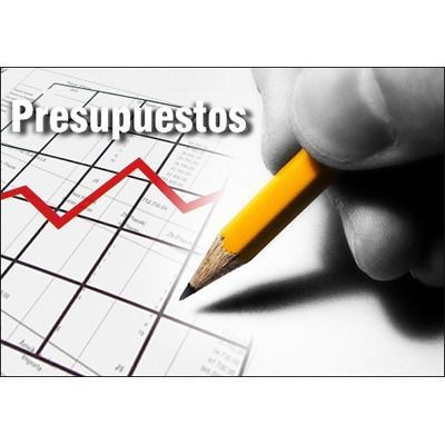 Una mano sostiene un lápiz sobre un gráfico que dice presupuestos