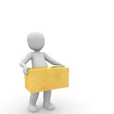 Un hombre 3D sostiene una caja amarilla en sus manos.