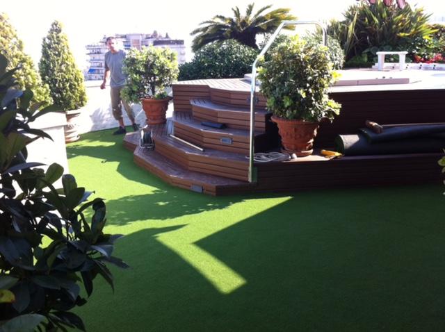 Pose de gazon synthétique par l'entreprise Perroni Jardins