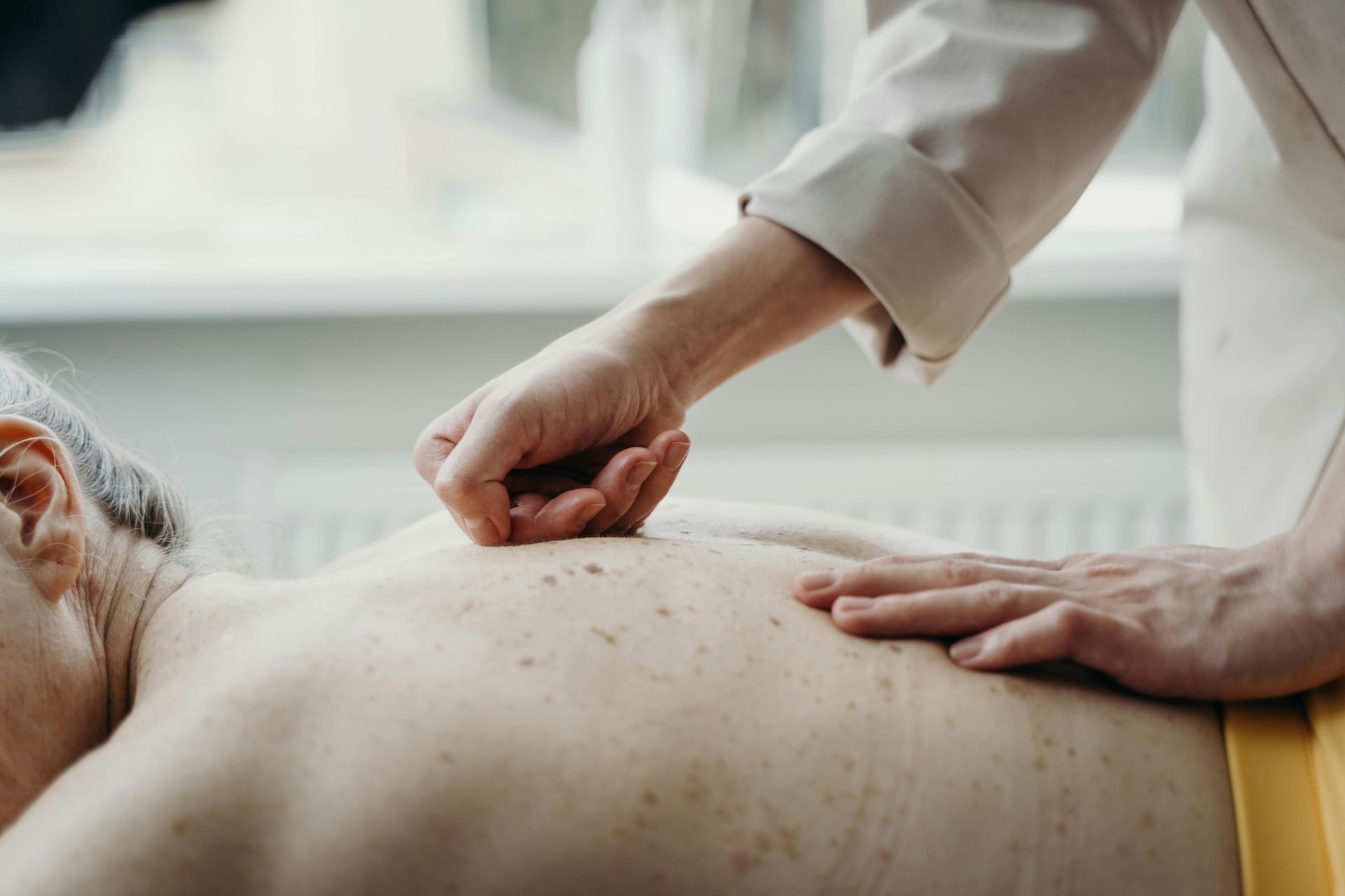 Une femme se fait masser dans un spa.