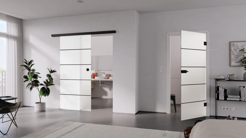 Modernes Interieur mit Glasschiebetür und offener Tür, weißen Wänden, Pflanzen und neutralen Farbtönen.
