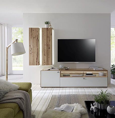 Modernes Wohnzimmer mit einer weißen und hölzernen TV-Wand und schwebenden Holzpaneelen.