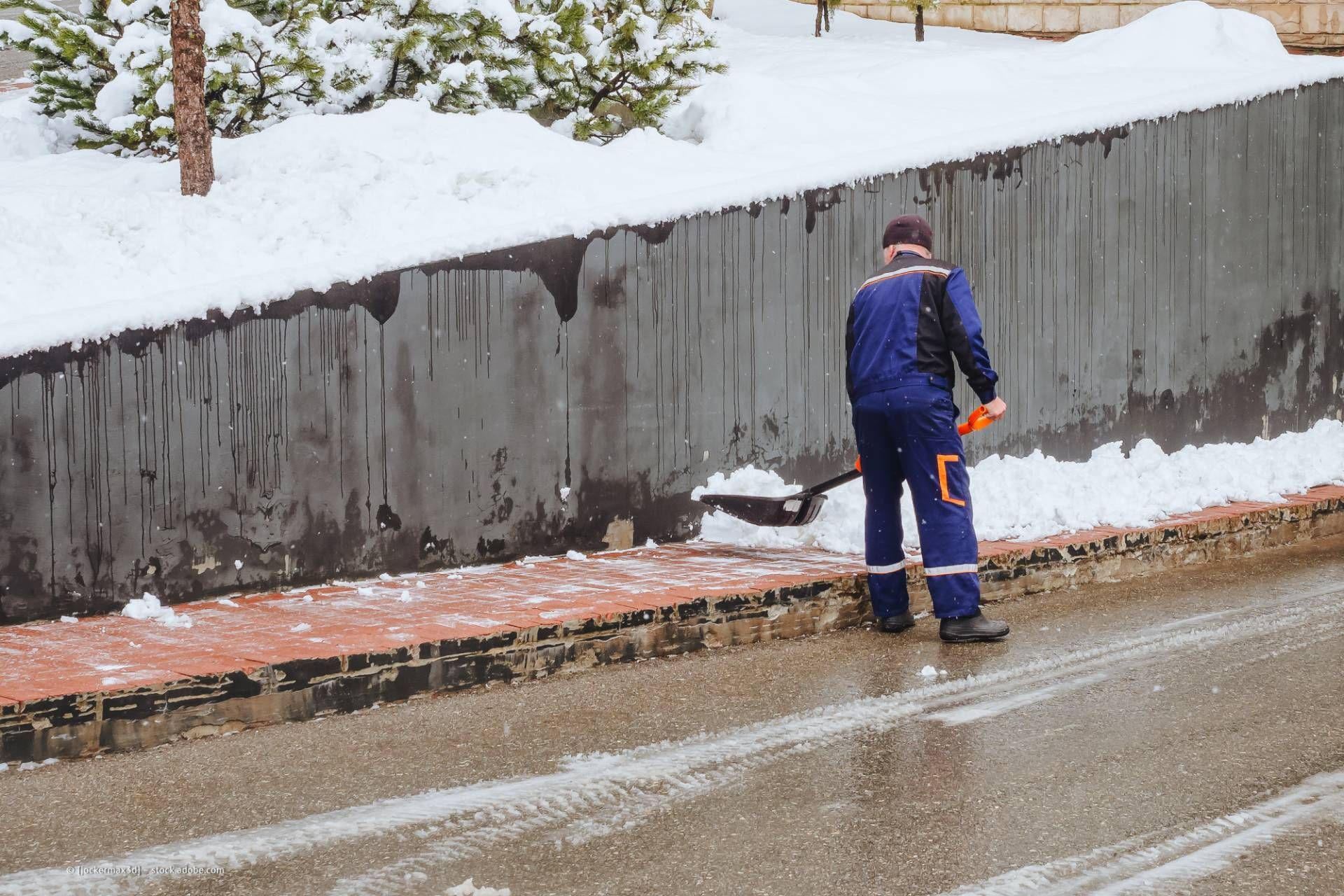 Schnee wird geschippt