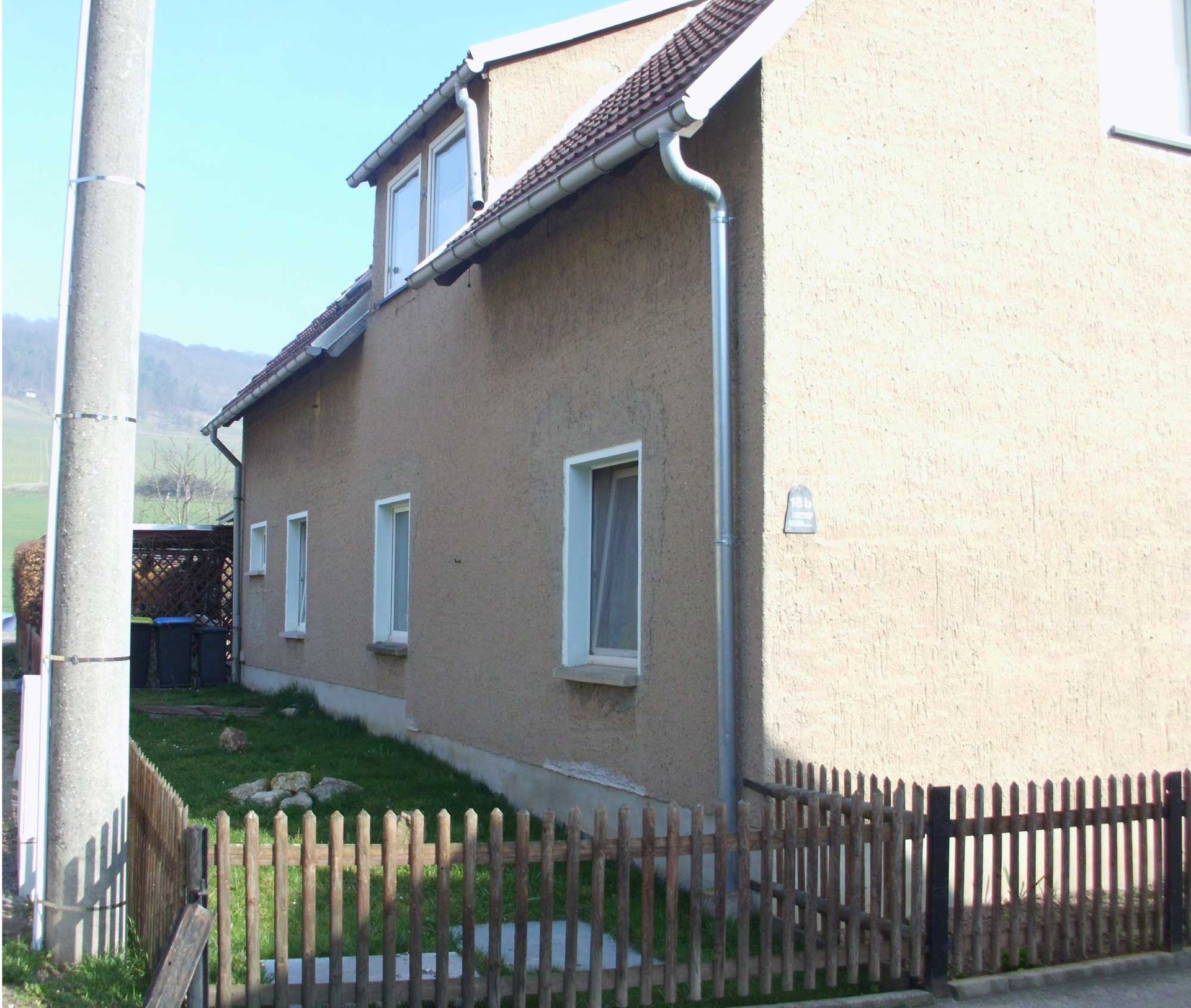 Ein Haus mit einem Holzzaun davor