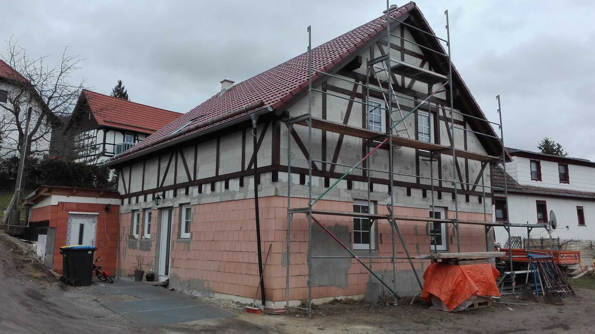 Es wird ein Haus mit Gerüst darum herum gebaut.
