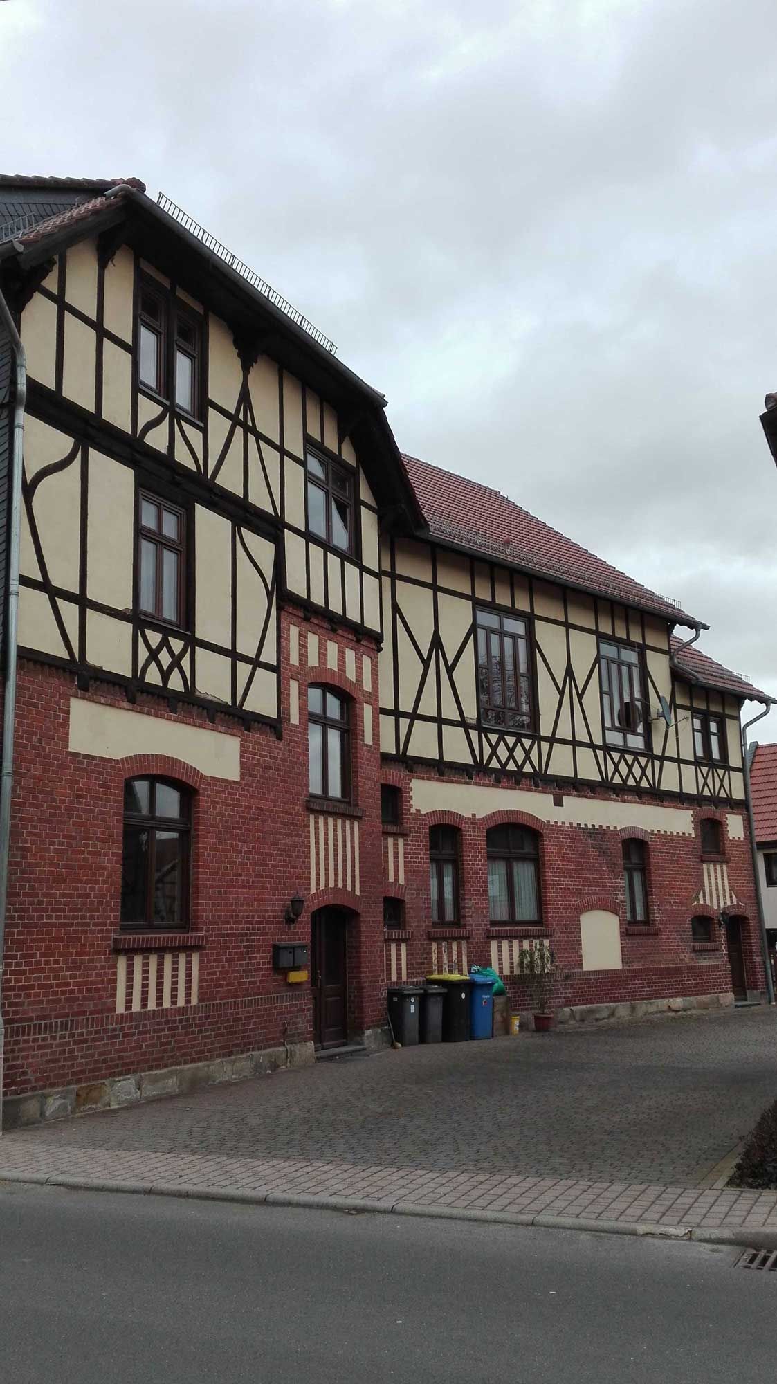 Ein großes Backsteingebäude mit einem roten Dach