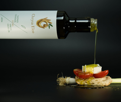 Elegante weisse Olivenölflasche mit goldenem Etikett vor dunklem Hintergrund
