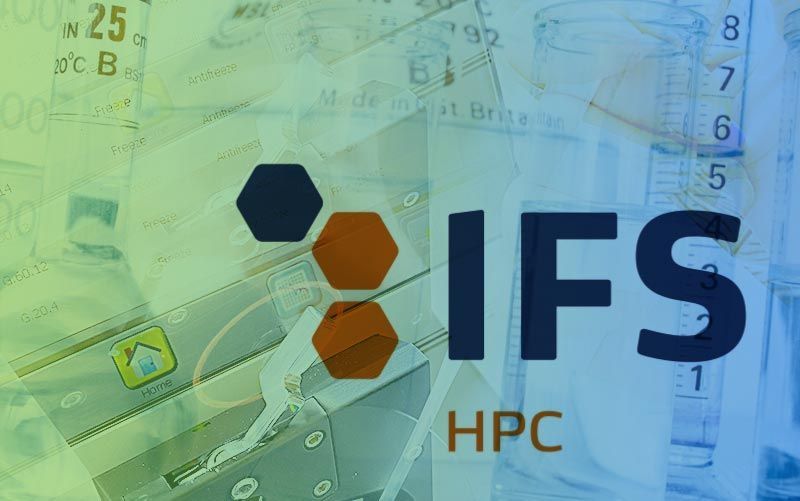 IFS HPC-Logo vor einem Hintergrund aus einem Wissenschaftslabor mit Sechsecken und Text.