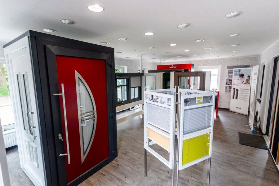 Ein Ausstellungsraum mit vielen verschiedenen Arten von Türen und Fenstern.