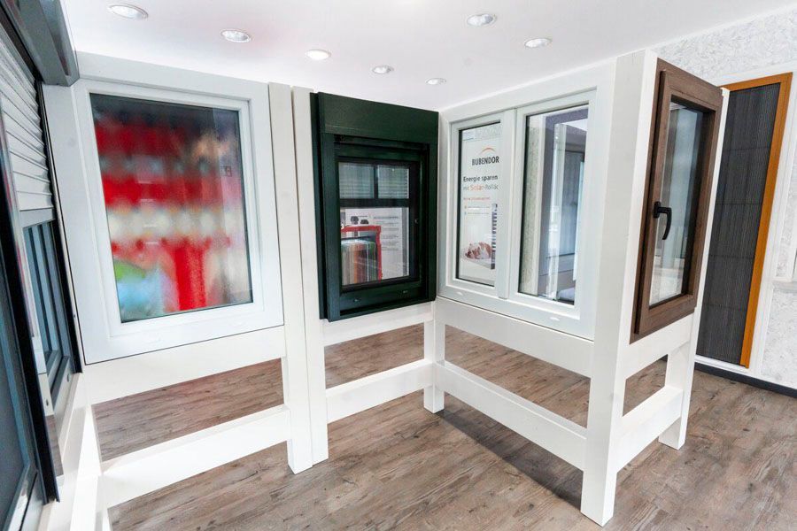 Ein Raum mit vielen sichtbaren Fenstern und Türen.