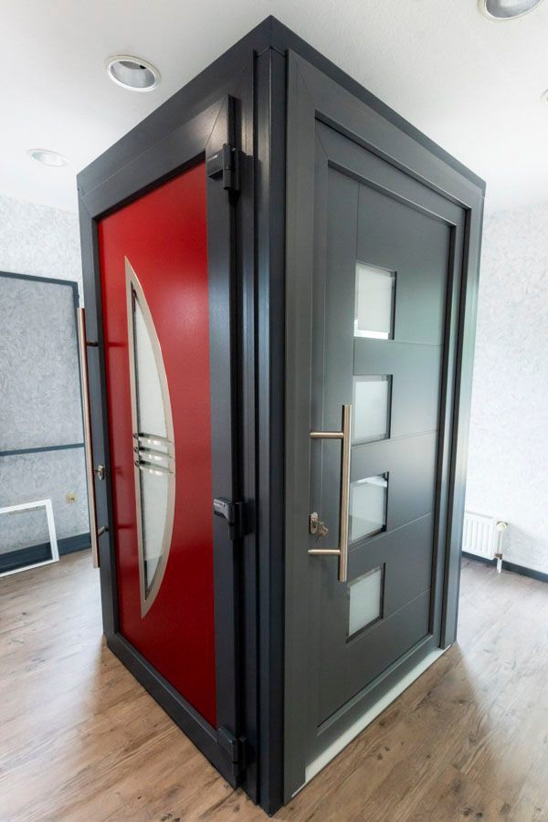 Eine Zimmerecke mit einer roten und einer schwarzen Tür
