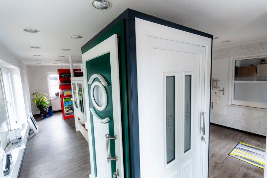 Ein Raum mit einer grün-weißen Tür in der Ecke.
