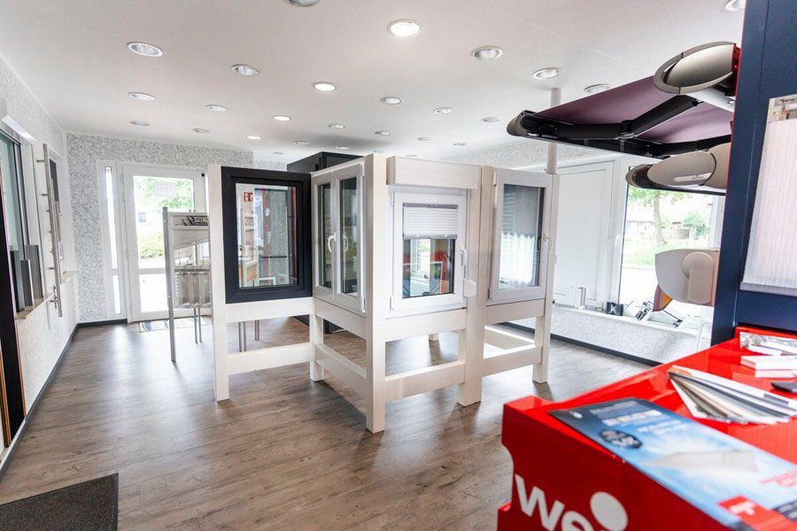 Ein Raum mit vielen Fenstern und einem roten Kasten mit der Aufschrift „Wir“ darauf.