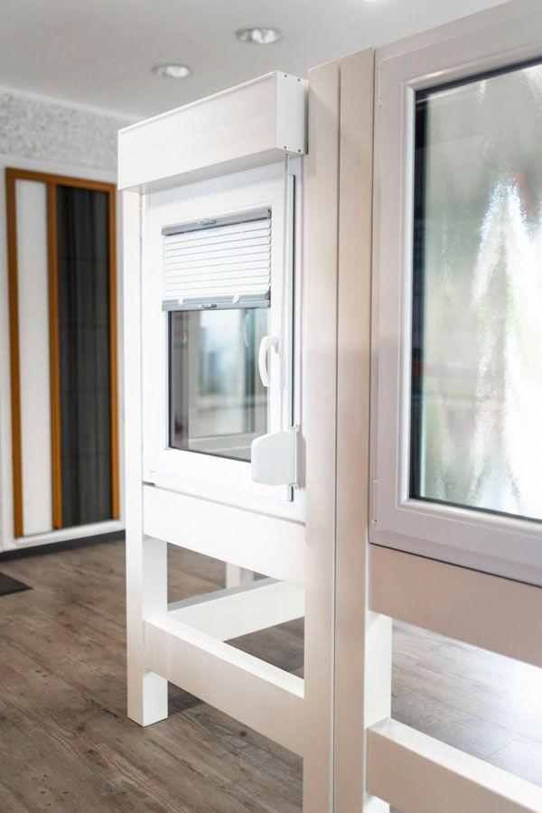 In einem Raum ist ein Fenster mit Jalousie zu sehen.