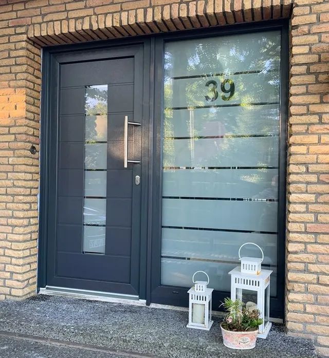 Eine schwarze Tür mit der Nummer 39 darauf