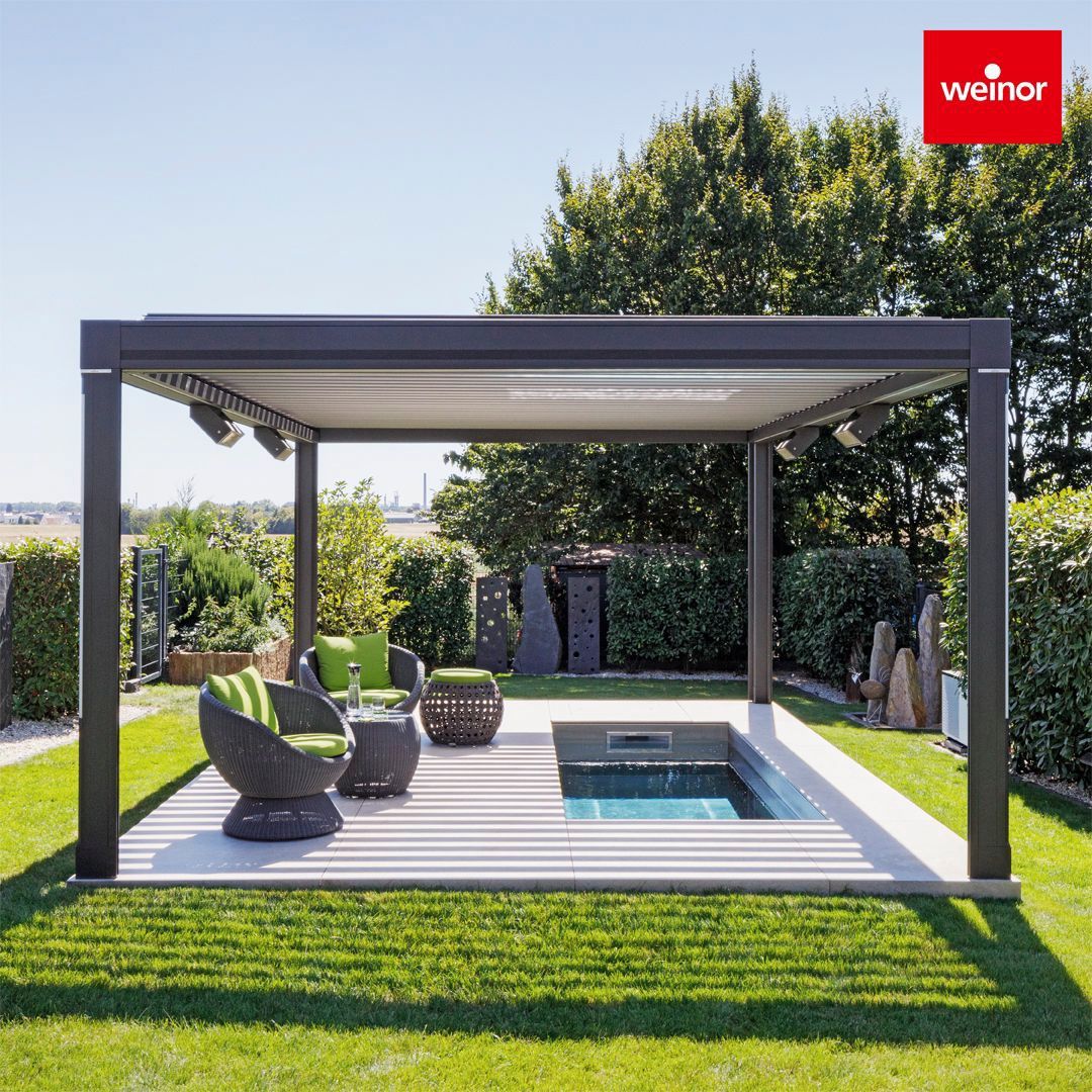 Eine Terrasse mit Pergola und ein Pool im Hinterhof.