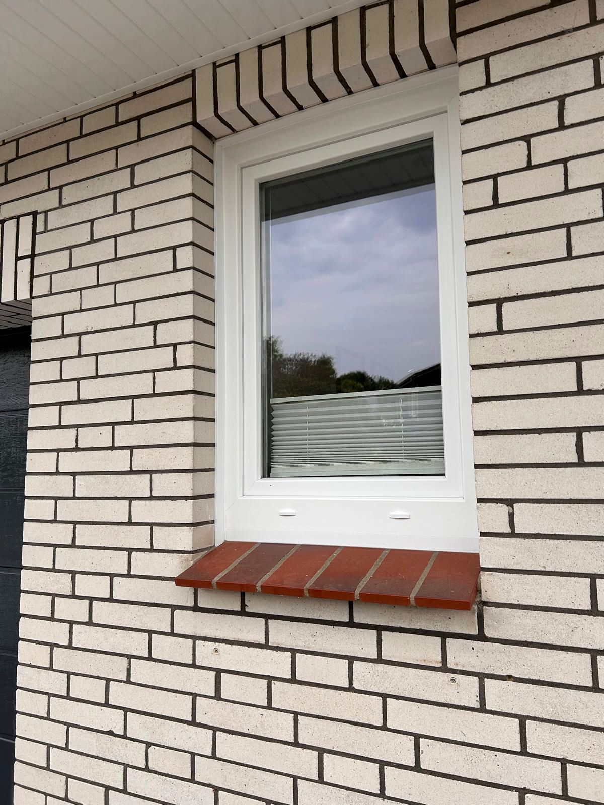 Eine weiße Ziegelwand mit einem Fenster