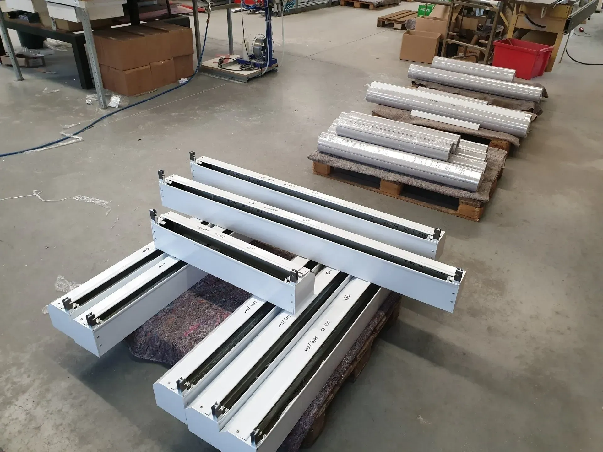 In einer Lagerhalle sind mehrere Metallstücke übereinander gestapelt.