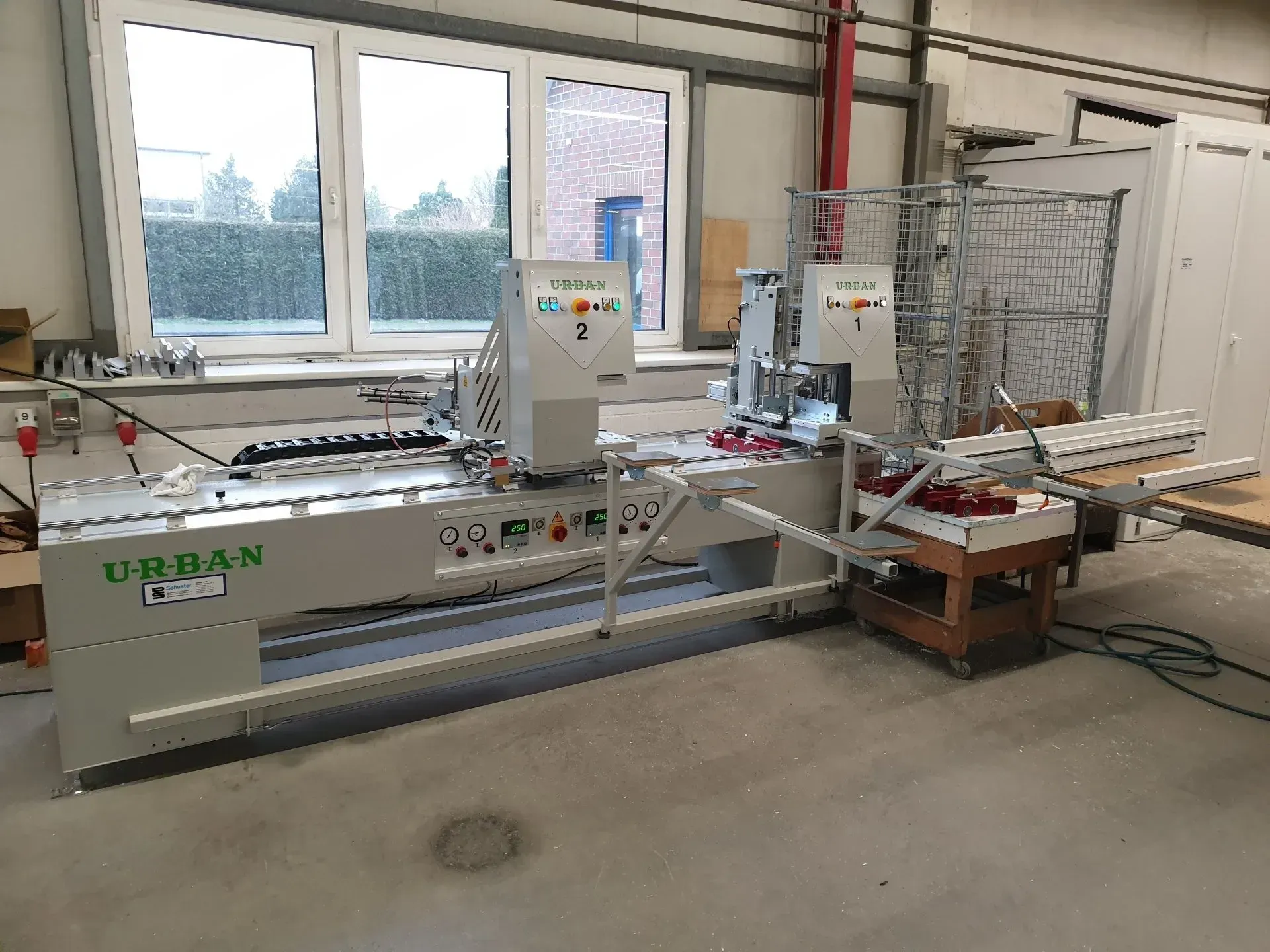 In einem Raum neben einem Fenster steht eine Maschine.