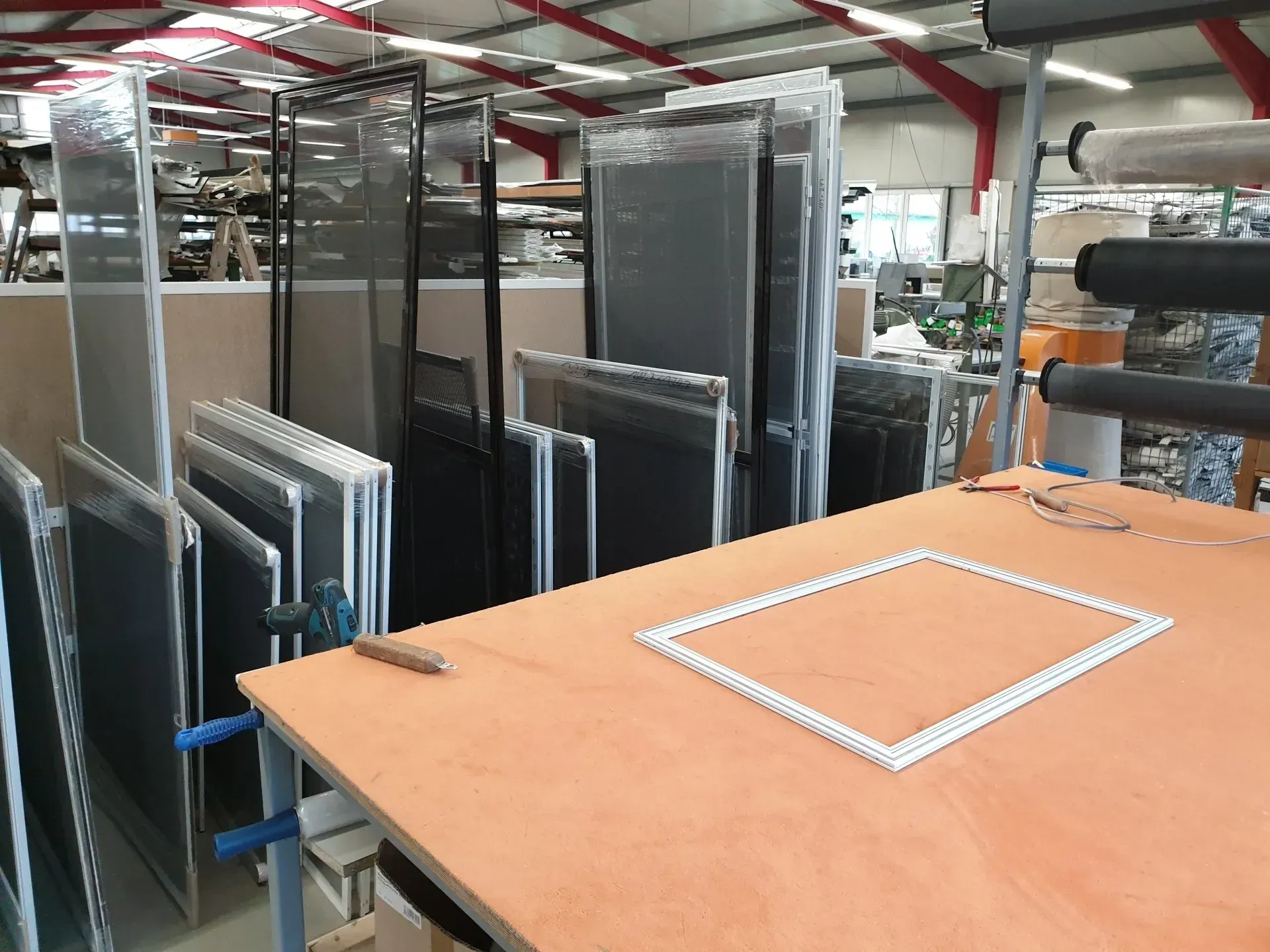 Ein Holztisch mit einem quadratischen Rahmen in einer Lagerhalle.