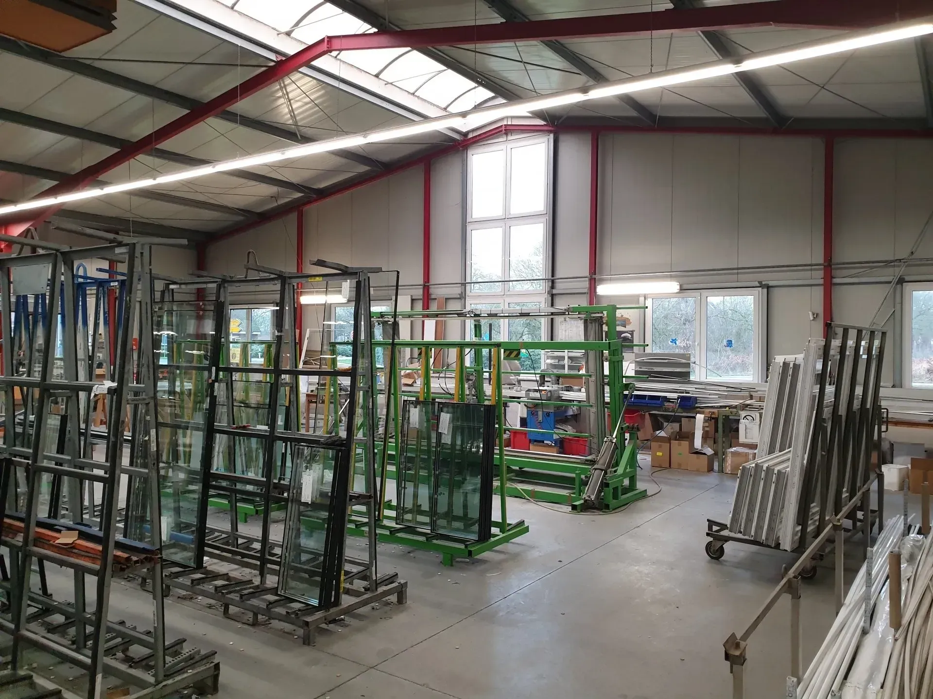 Ein großes Lagerhaus voller Glas auf Regalen.
