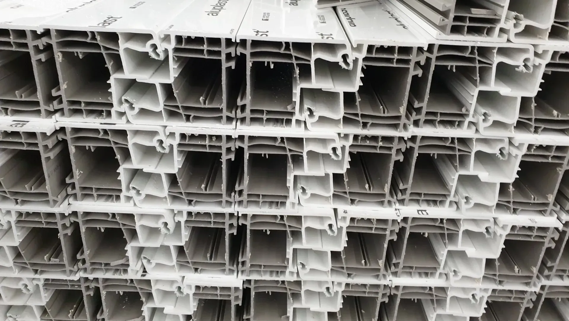 Ein Stapel weißer Plastikröhren ist übereinander gestapelt.