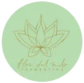 Logotipo floral minimalista en color beige con líneas doradas y el texto “flor del mito formentera”.