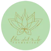 Logotipo floral minimalista en color beige con líneas doradas y el texto “flor del mito formentera”.